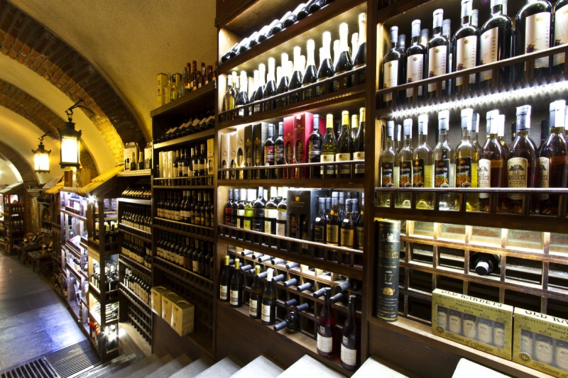 bar-VINON SUR VERDON-min_world_street_travel_shop_canon_georgia_wine_bottles-429767
